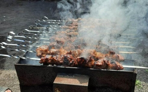 Шашлык на мангале во дворе