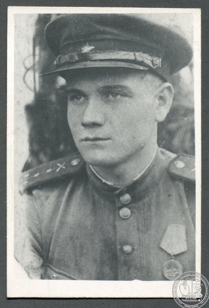 В.С. Лаленков – командир 2-го дивизиона 191 минометного полка отдельной 30-й бригады Резерва Главнокомандования (РГК). Июнь 1943 г., после награждения медалью «За оборону Ленинграда. РГАЛИ. Ф. 2881. Оп. 1. Ед. хр. 464. Л. 12.