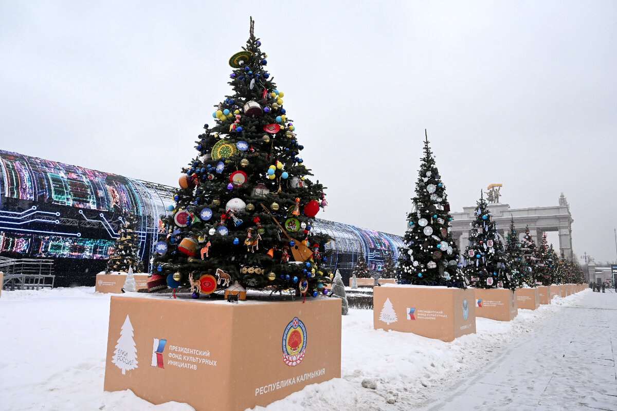 Елки разных регионов на вднх. Вднх новогодние украшения. Новогодняя площадка на вднх. Елка вднх 2020. Новогодняя москва 2021.