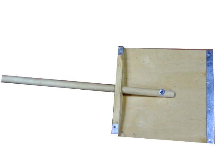 Классическая снегоуборочная лопата, маде ин СССР (фото найдено в интернете)