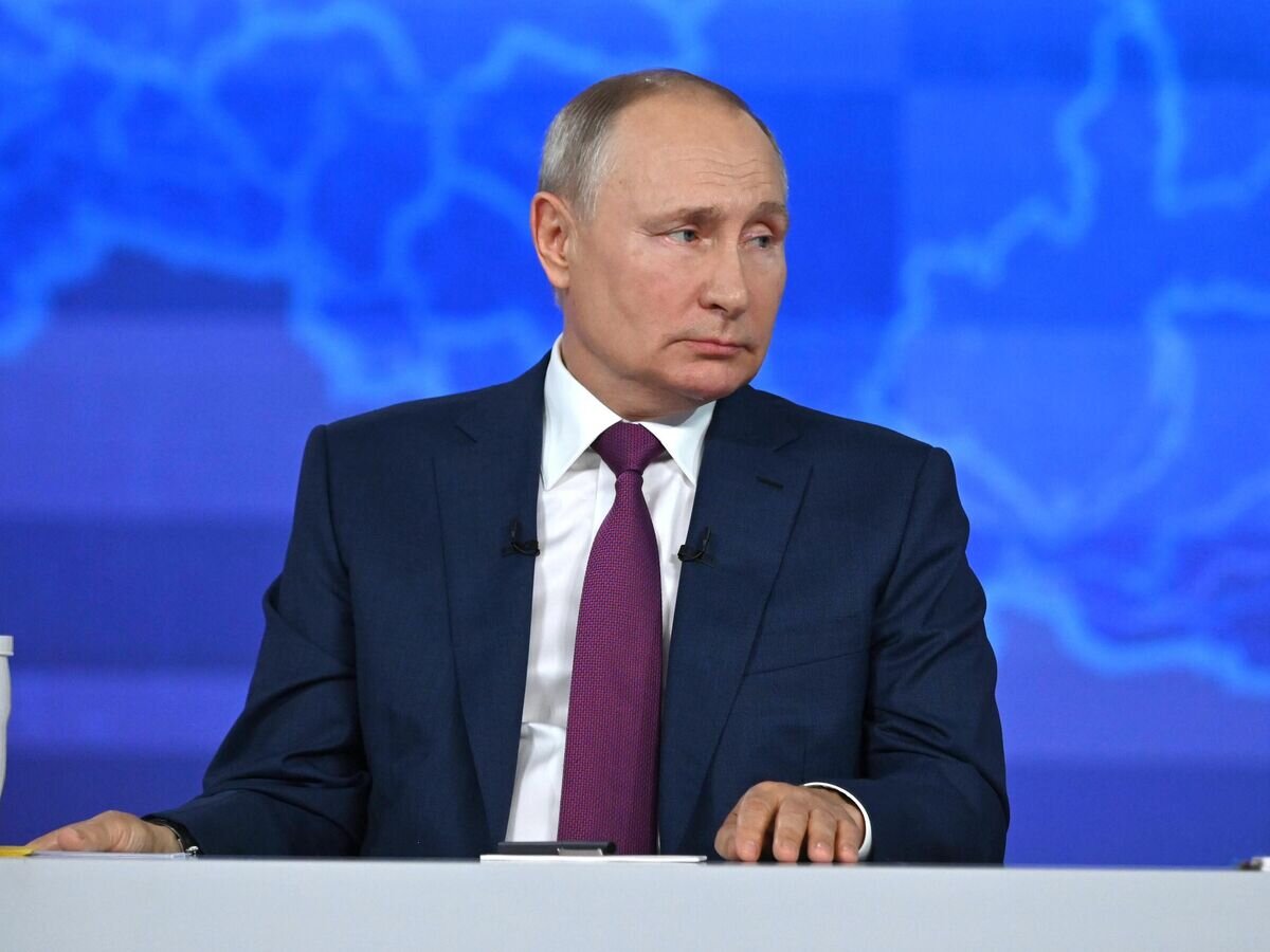    Президент РФ Владимир Путин отвечает на вопросы во время ежегодной специальной программы "Прямая линия с Владимиром Путиным"© РИА Новости / Алексей Никольский
