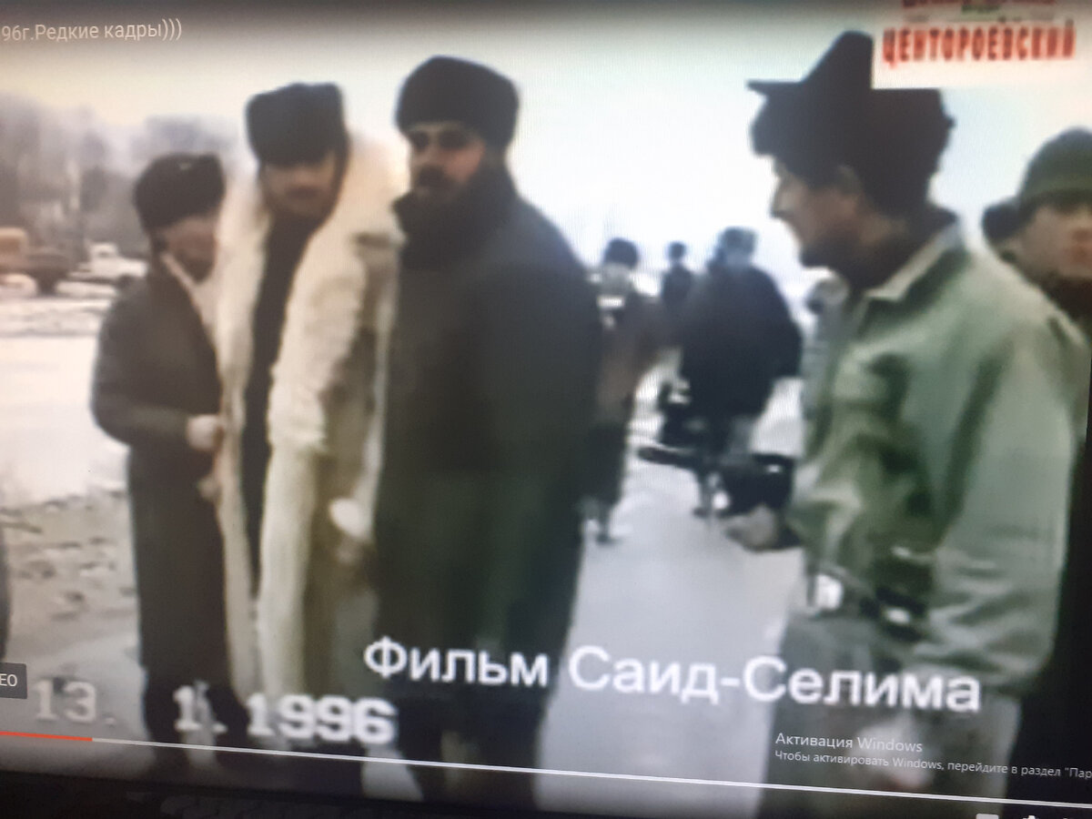 Увидел кадр из фильма. Молодой Рамзан Кадыров с оружием наперевес сопровождает своего отца. Фото экрана монитора.