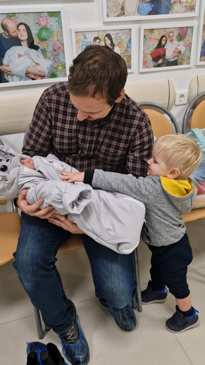 Гришка гладит Колю на выписке