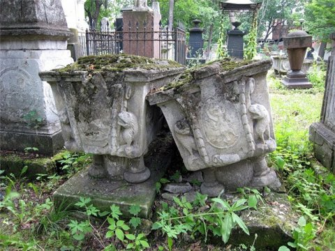 Могила «Салтычихи» в Донском мон. (слева), справа – могила ее сына Федора Глебовича Салтыкова.