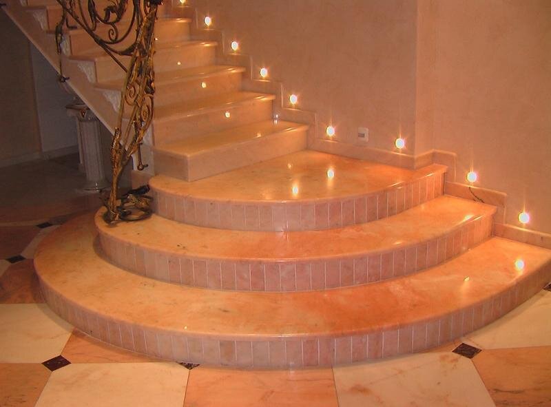 Керамическая плитка или искусственный камень с успехом заменяют натуральный камень. Лестницы из керамогранита или керамической плитки обходятся значительно дешевле, чем лестницы из натурального камня и отличаются прочностью и устойчивостью к истиранию и химическому воздействию.