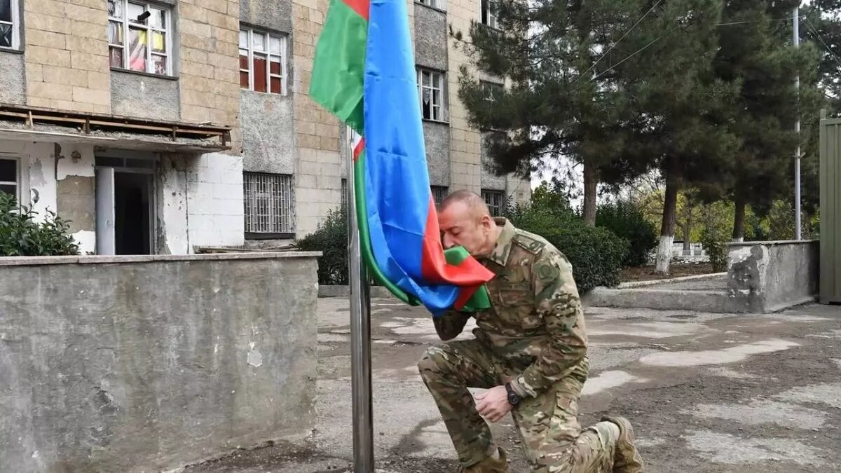     Президент Азербайджана Ильхам Алиев сделал несколько важных заявлений и внезапно назначил внеочередные президентские выборы.