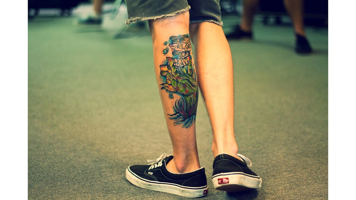тату на икре. тату на ноге мужские. наколка на ноге мужские. Inez janiak стиль волк. татуировки на ноге мужские маленькие.