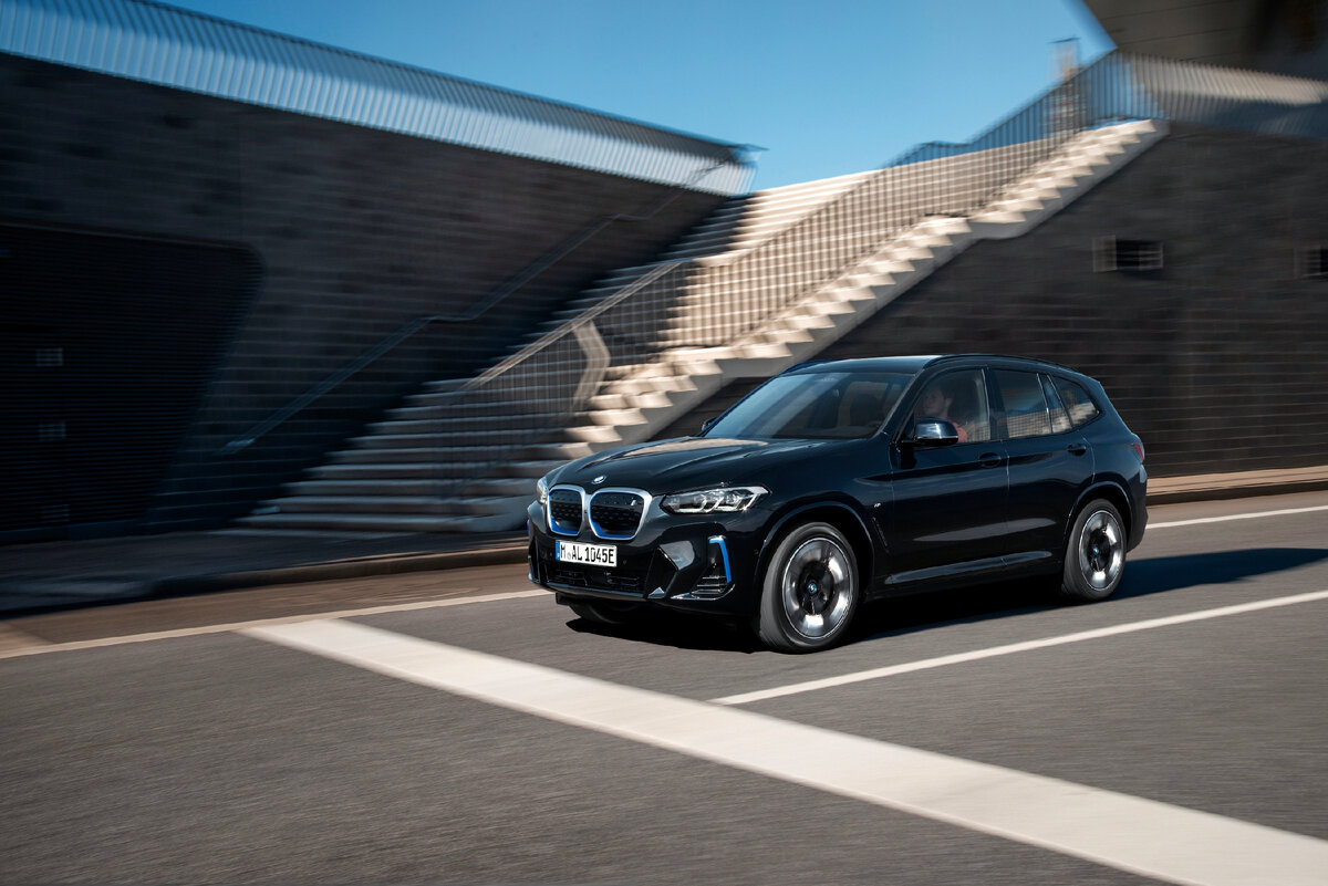 BMW iX3. Листайте галерею.