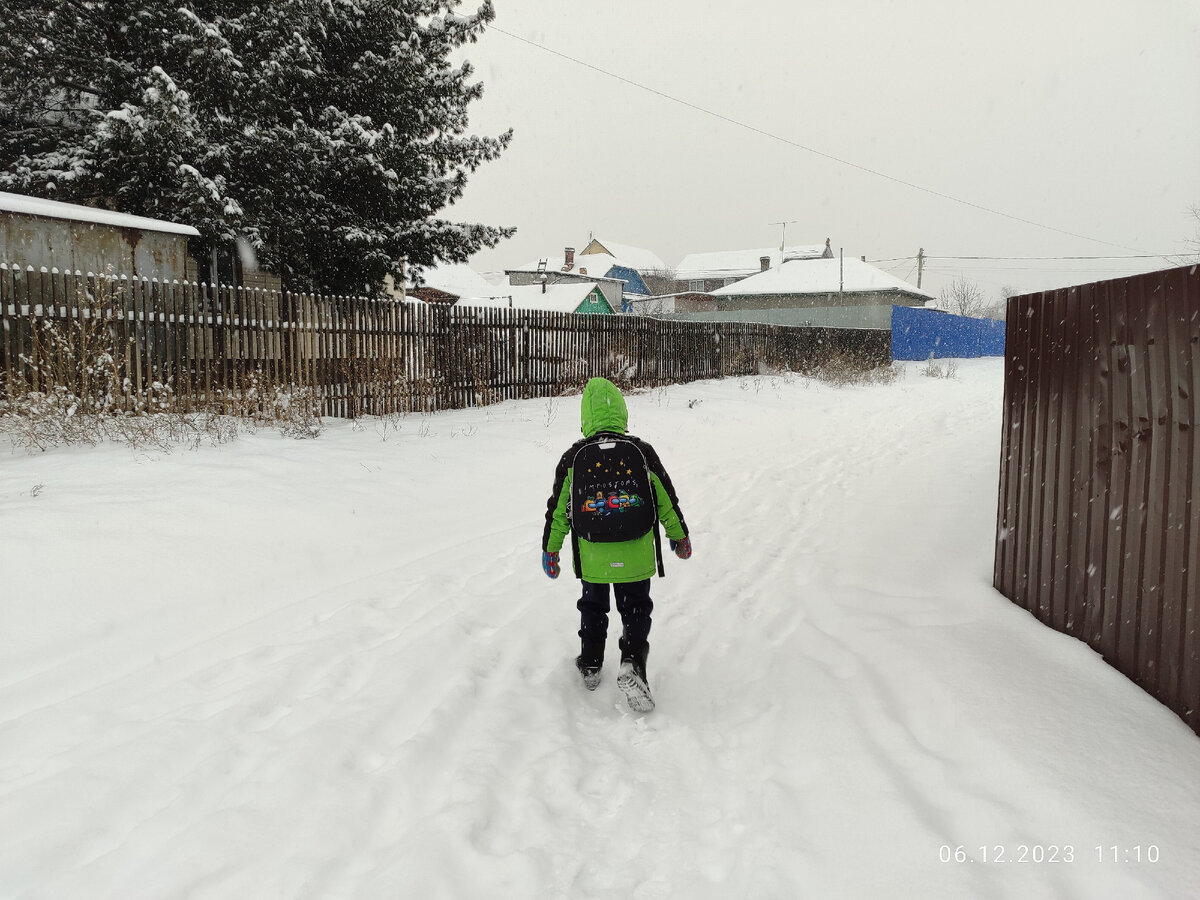 Сквозь снежную пелену Паша, с полным рюкзаком знаний, которые набрал в школе, пробирается к дому. Отважно идёт впереди матери, чтобы протоптать для неё дорогу