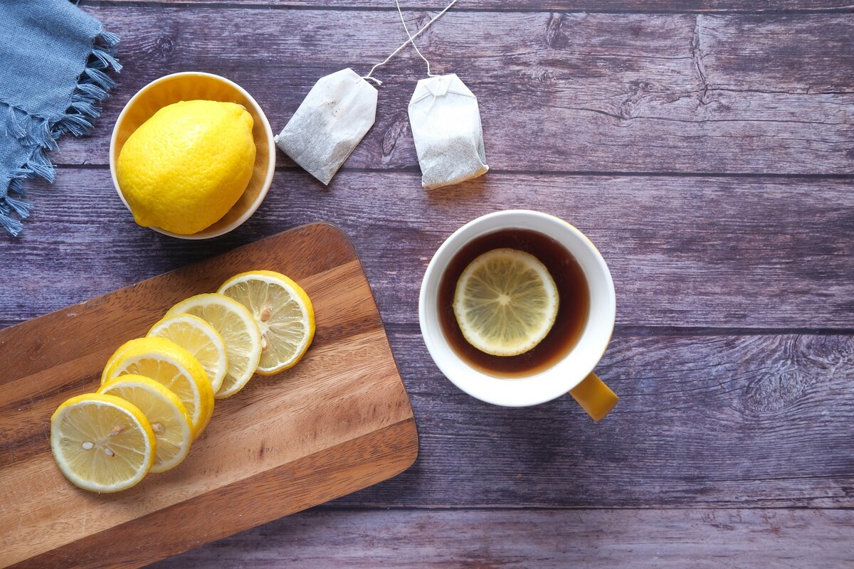 Чай с лимоном каждый день. Чай с лимоном сверху. Чай с лимоном картинки. Долька лимона. Лимон с кофе и сахаром закуска.