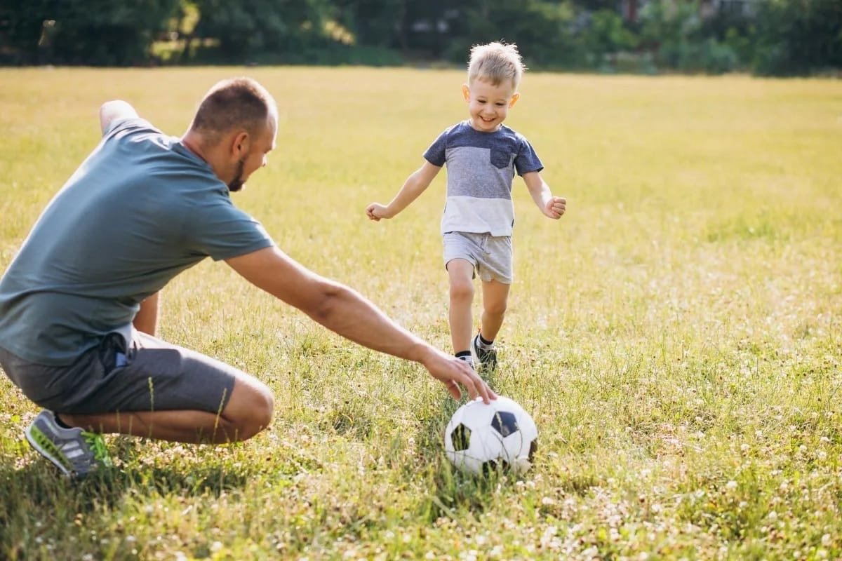 Семья занимается спортом на природе