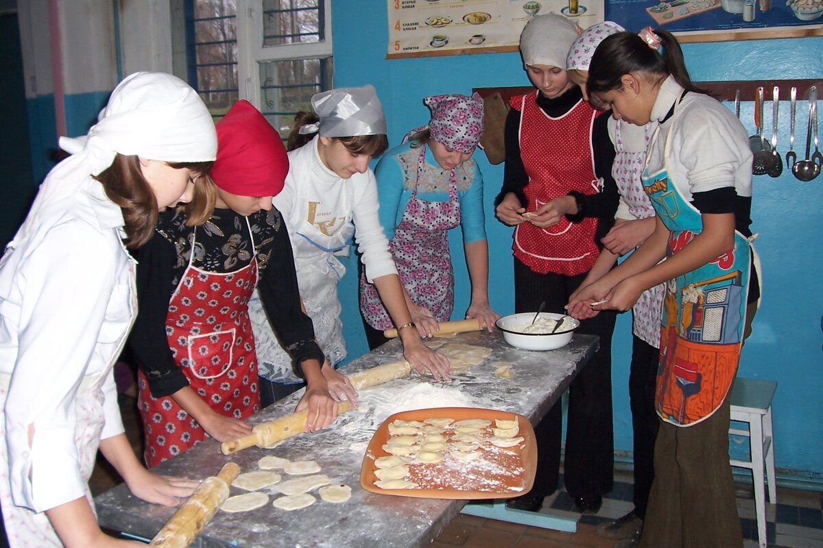 С какого класса готовят. С какого класса готовят. Уроки технологии для девочек. Занятия кулинарии в школе. С какого класса готовят.