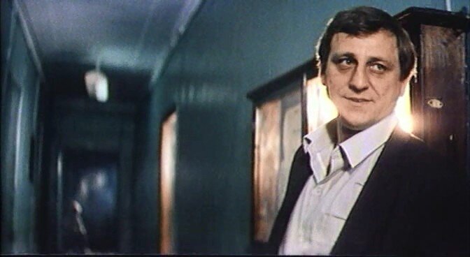 В коридорах ГОРОНО. Директор музыкальной школы Гурин.