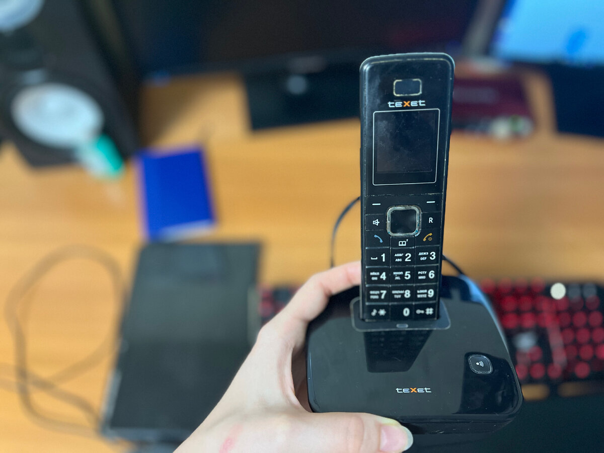 -Аллё. Это уже какой-то новомодный беспроводной. У моего мужа был, каким образом он переехал с нами в новую квартиру, не знаю. У меня же был с проводами как трубка домофона, с выпуклыми кнопками. А ещё я помню легендарный дисковой телефон ☎️, с круглым крутящимся циферблатом..