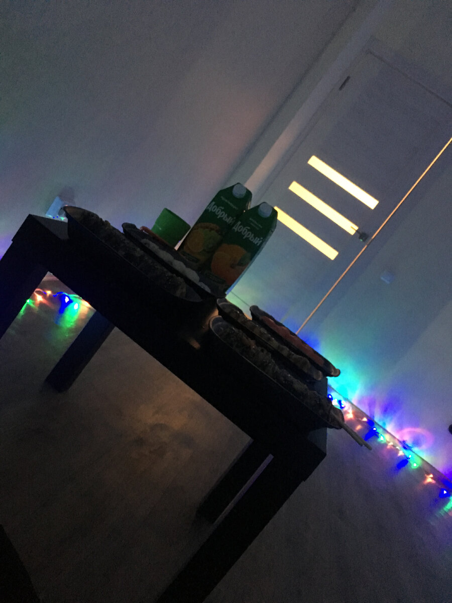 Первый ужин в пустой квартире, только маленький столик и гирлянда. И никакого хлама! 😄