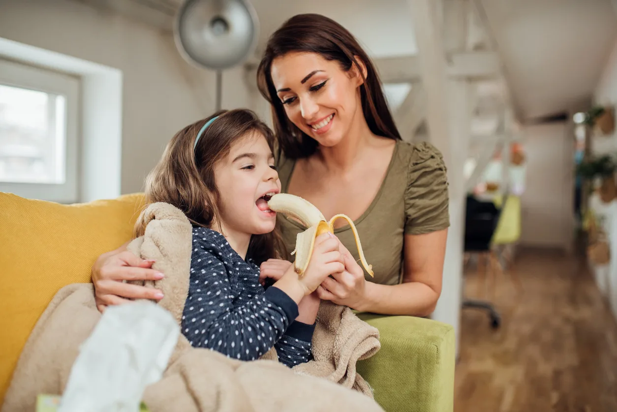 Разговор с ребенком. Родители с малышом. Нет ручек нет мультиков. Дети и деньги. Мама с дочкой едят.