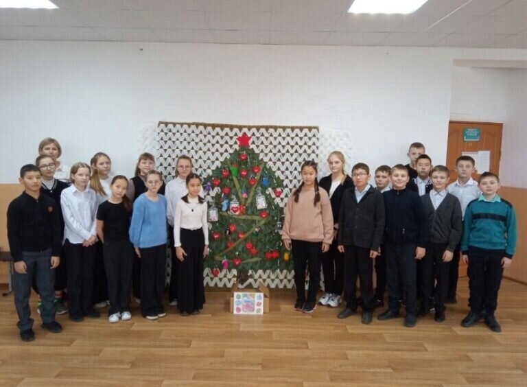    Школьники Адамовского района сделали блиндажную новогоднюю «елку» для бойцов СВО Кристина Просвиркина