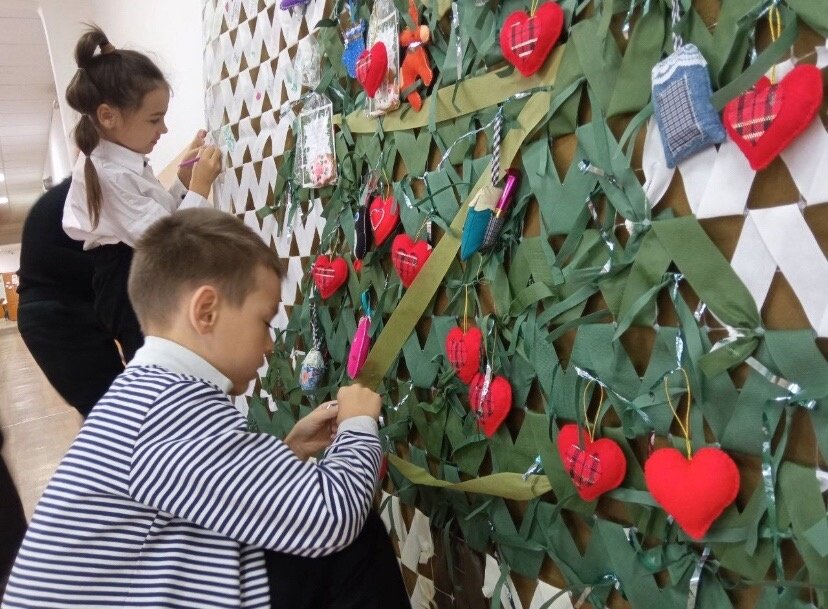    Школьники Адамовского района сделали блиндажную новогоднюю «елку» для бойцов СВО Кристина Просвиркина