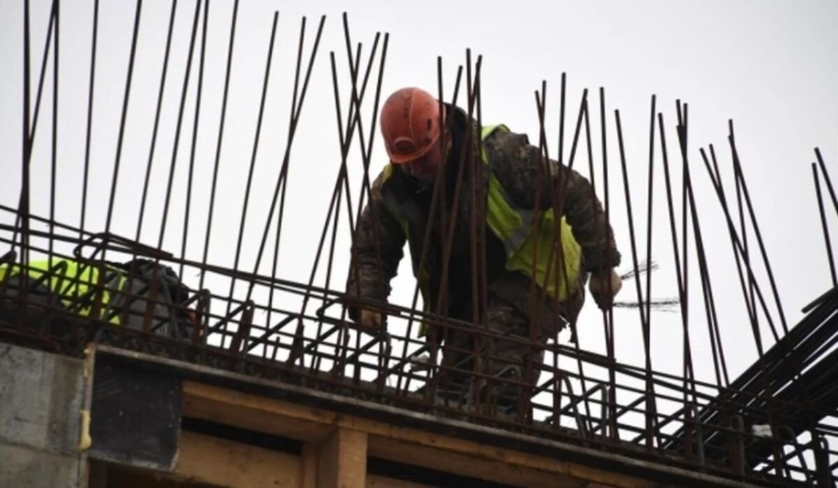     Рабочий строит мост. Источник: kazan.kp.ru Автор фото: Михаил Фролов