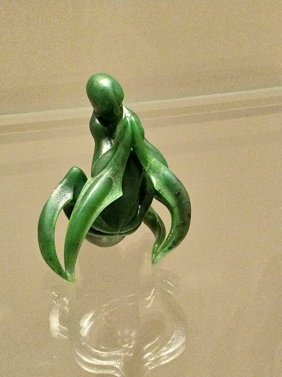 "Богомол", нефрит, 2009 г., из экспонатов выставки "Современное камнерезное искусство"