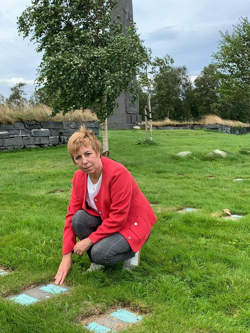 Татьяна Ивановна Затолокина-Торесен на могиле Ивана Дмитриевича Зиновьева на острове Хьетта. 7 августа 2023 года