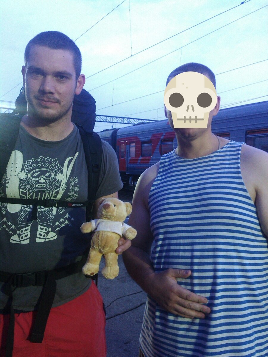 А здесь уже 100кг. Рукой я не живот в себя запихиваю)) просто он у меня болел всю дорогу. В эти дни как раз и начался срыв. Слева фин из какого-то их финского спецназа. Встретились в поезде - он путешествовал по России, очень хотел узнать нашу страну получше. Турист он, в свободное от работы время. Посередине - Потапыч.