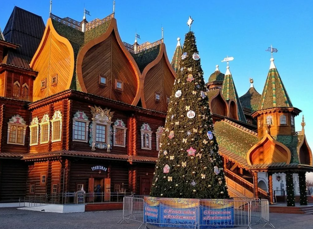 новогодняя елка шеруель коломна. музей-заповедник коломенское елка. город в зимние праздники. коломенское 2021. маринкина башня.