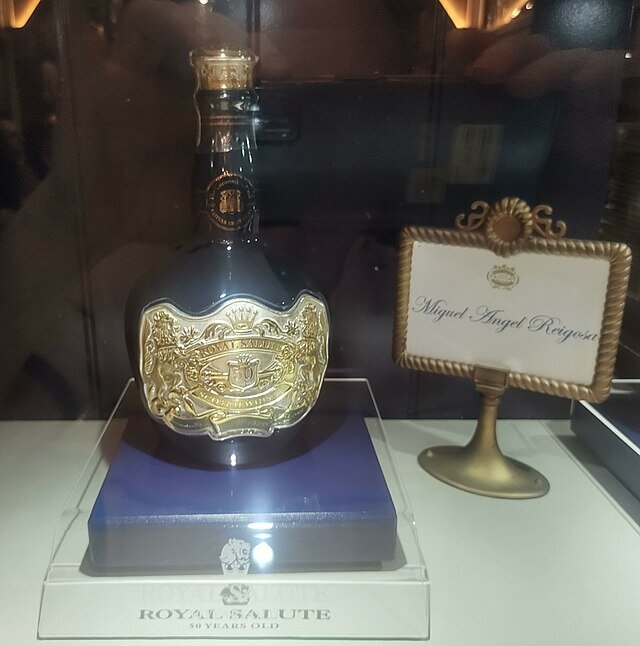 Roberto Fiadone. Музей виски, Буэнос-Айрес, Аргентина. Royal Salute 62, подарок королевы Великобритании Елизаветы II
