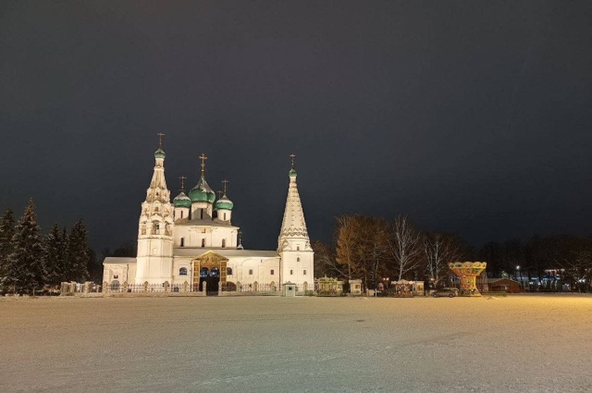    На Советской площади в центре Ярославля до сих пор не установили елку