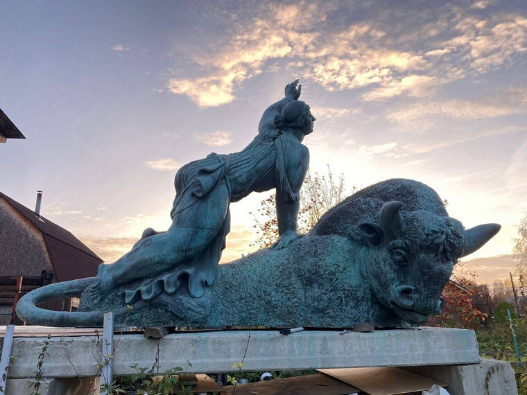    Европу похитил Зевс, явившейся ей в образе быка