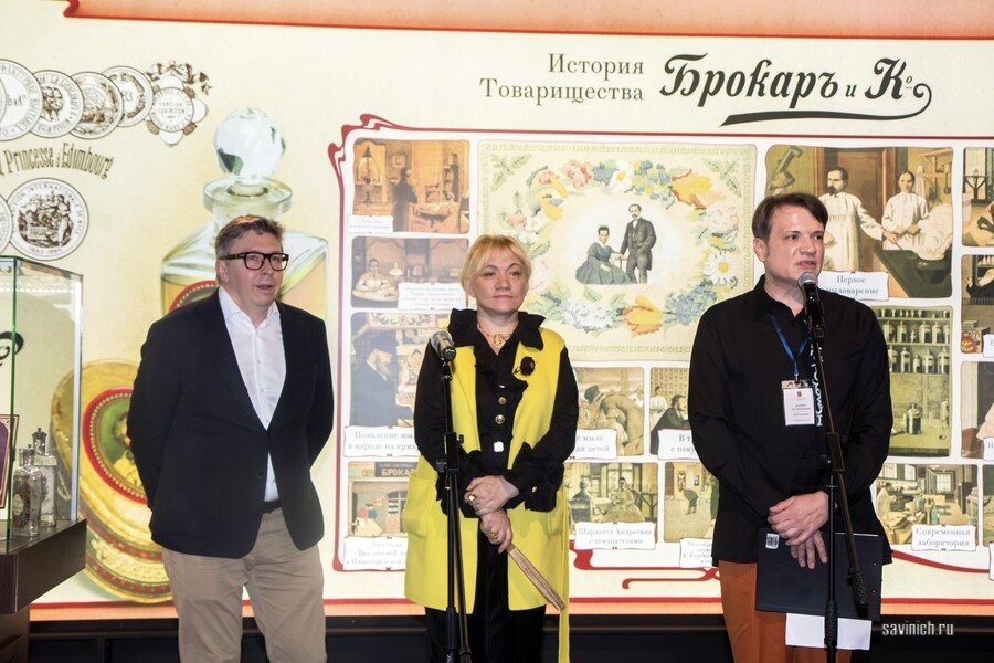 Сорокин Илья Александрович, директор по музейно-выставочной деятельности Музея ГОНа; Воробьева Ирина Петровна, Вице-президент Союза коллекционеров России, коллекционер, сооснователь Русского музея парфюмерии; Самодуров Дмитрий Александрович, коллекционер, сооснователь Русского музея парфюмерии.