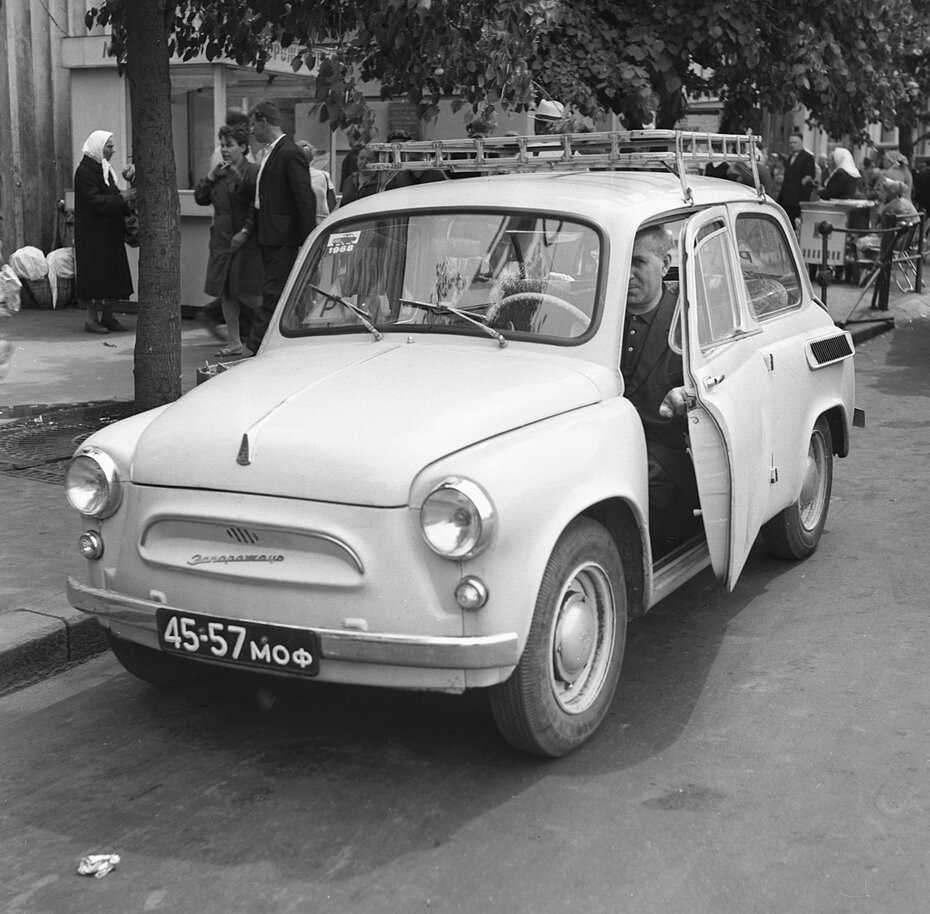 Фото: Борис Кавашкин/РИА Новости. Советский легковой малолитражный автомобиль ЗАЗ-965 «Запорожец», выпущенный Запорожским автомобильным заводом на Украине.