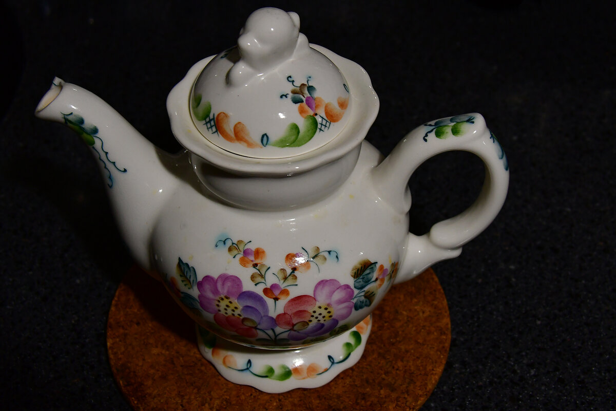 Фарфоровый чайник