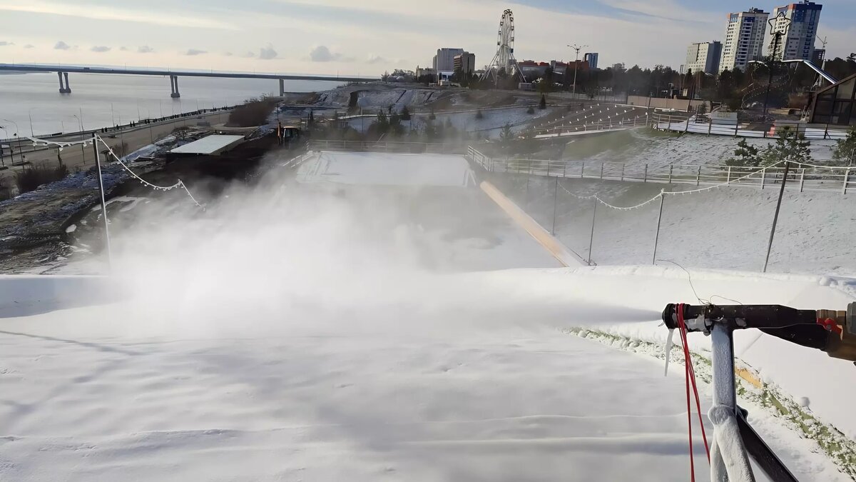     Снежные пушки заметают горки в ЦПКиО Волгограда, сообщает дирекция парка.