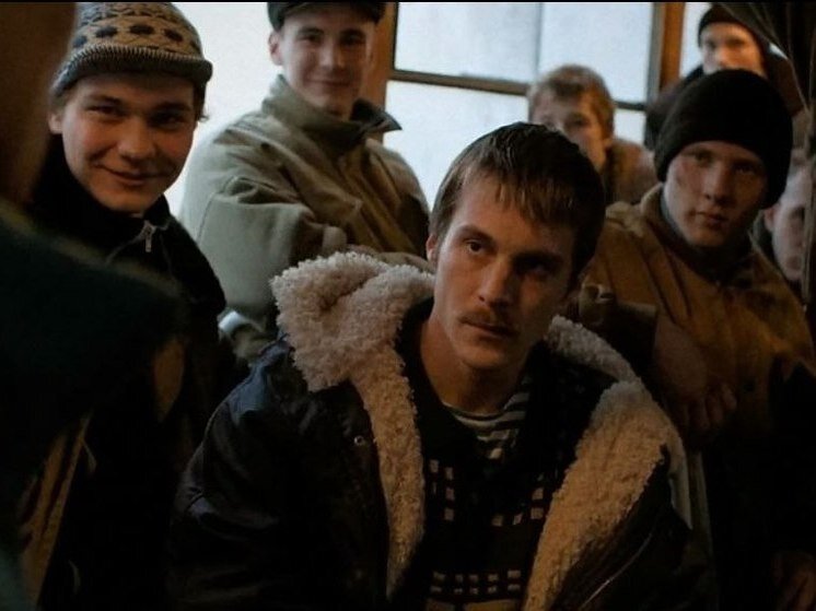     Крепкие ребята, где-то неказистые, где-то корявые, с чудными прическами. Фото: скриншот видео YouTube