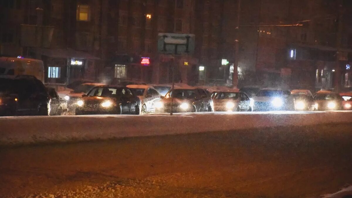     Из-за увеличения количества осадков, коммунальные службы работают в круглосуточном режиме.
