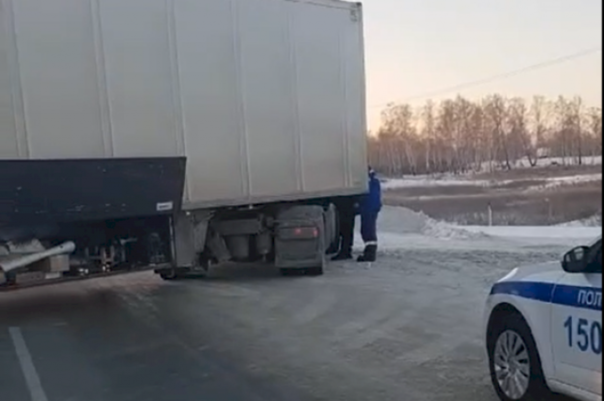    Замерзшая фура перегородила дорогу под Челябинском