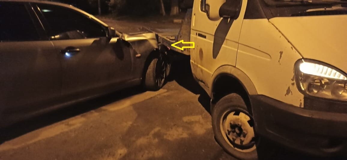 Газель сдавала задним ходом на главную дорогу где ехал финик. 