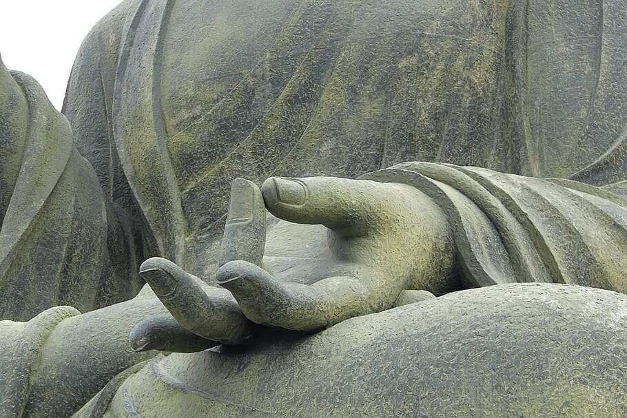 В буддизме также практикуется эта мудра. Фото: wallpaperflare.com
