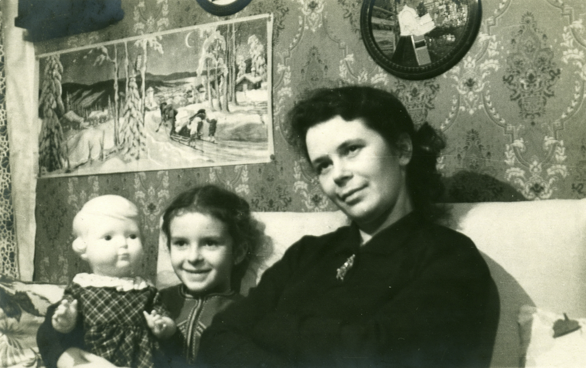 Я и мама на улице Фридриха Энгельса.