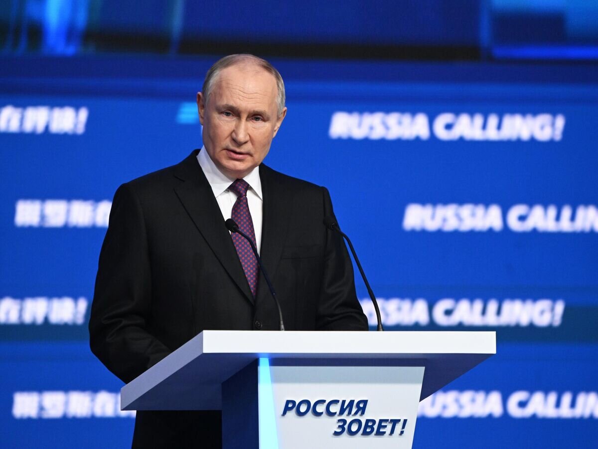     Президент РФ Владимир Путин выступает с темой "Жизнь без глобализации: объединяя суверенные экономики" на инвестиционном форуме ВТБ "Россия зовет!"© РИА Новости / Сергей Гунеев