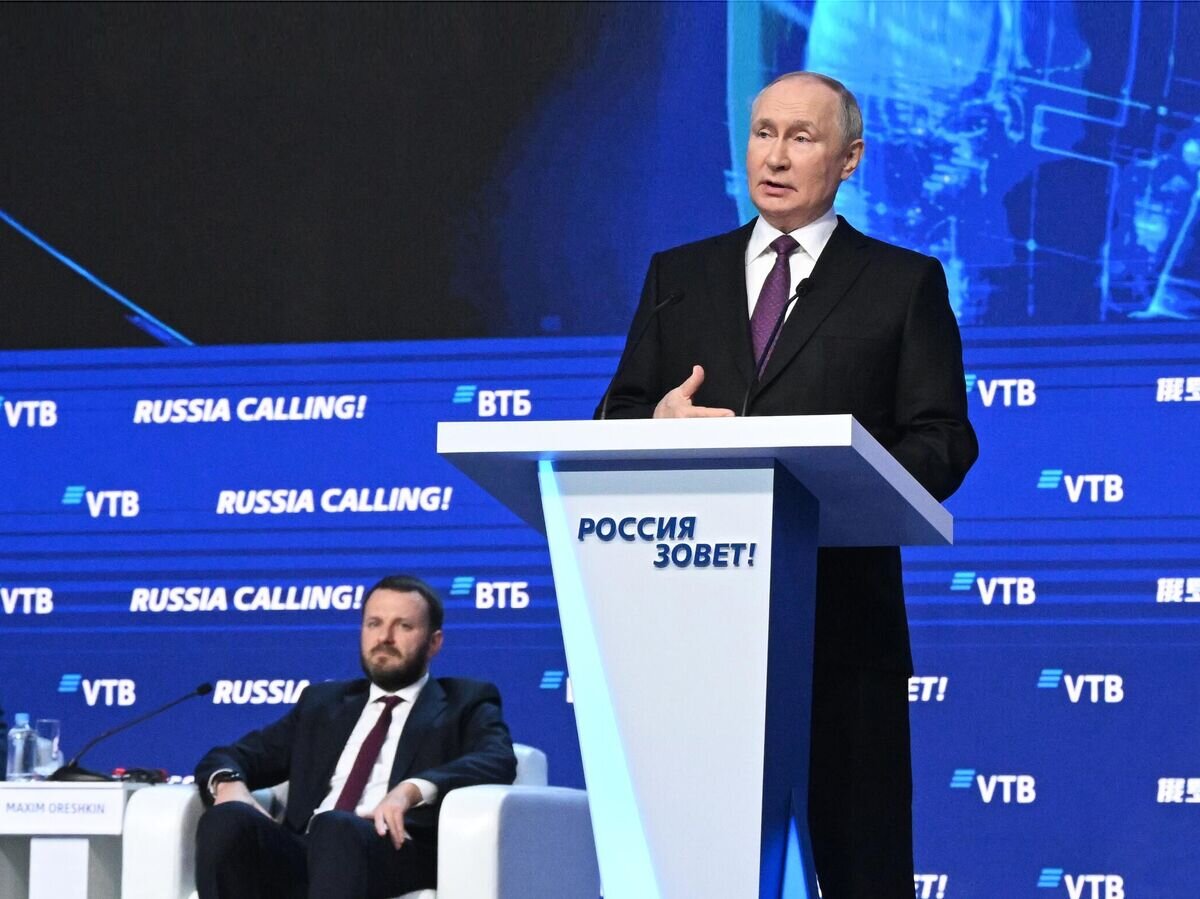    Президент РФ Владимир Путин выступает с темой "Жизнь без глобализации: объединяя суверенные экономики" на инвестиционном форуме ВТБ "Россия зовет!"© РИА Новости / Сергей Гунеев
