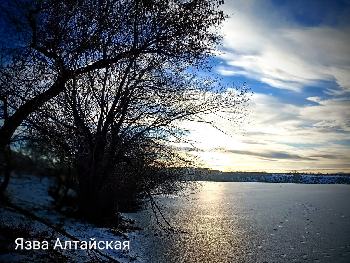 Первый лёд на плотине. Ещё вода выступает