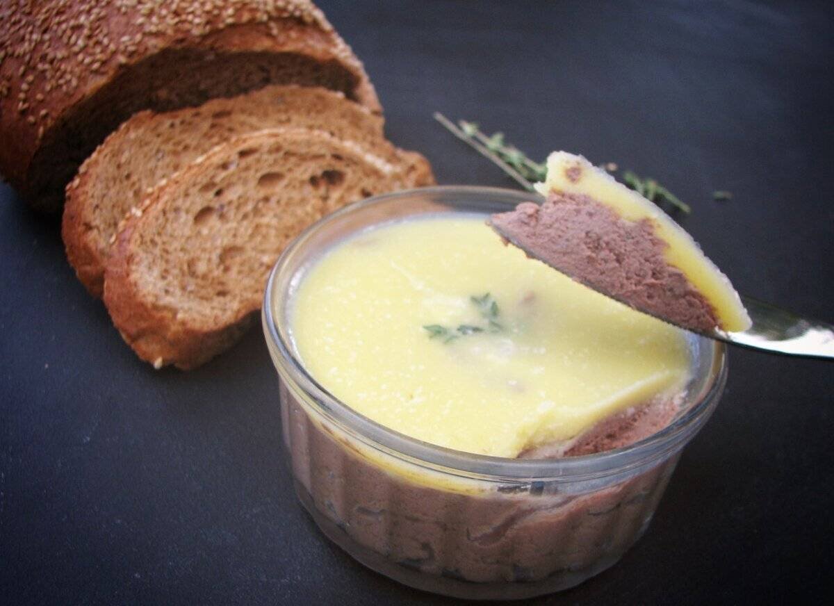 Печень жареная. Печенка с маслом. Печенка с маслом. Печенка жареная с луком. Печёночный рулет с маслом сливочным.