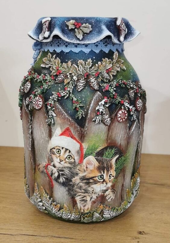 Милые котята в Рождественских шапочках на керамической банке