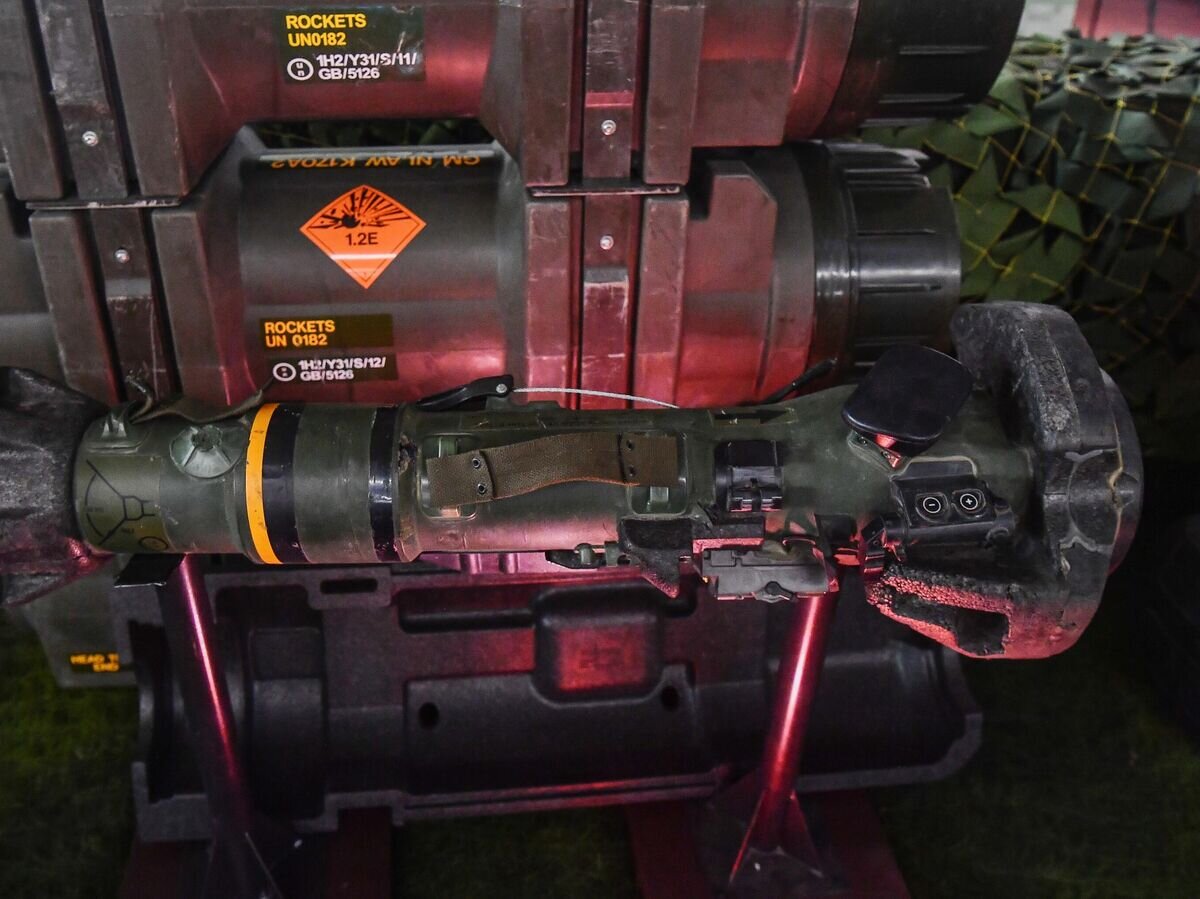    Американский противотанковый ракетный комплекс FGM-148 "Javelin" и ракеты UN 0182, захваченные в Мариуполе в ходе спецоперации на Украине, на выставке в рамках Международного военно-технического форума "Армия-2022" © РИА Новости / Евгений Биятов