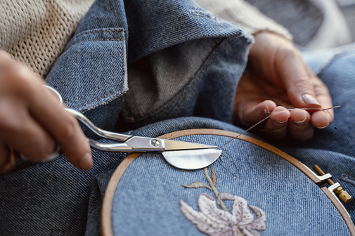 Вышивка – один из лучших способов украсить джинсы