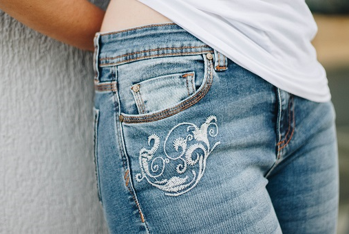 Украсить джинсы однотонной гладью смогут даже начинающие рукодельницы