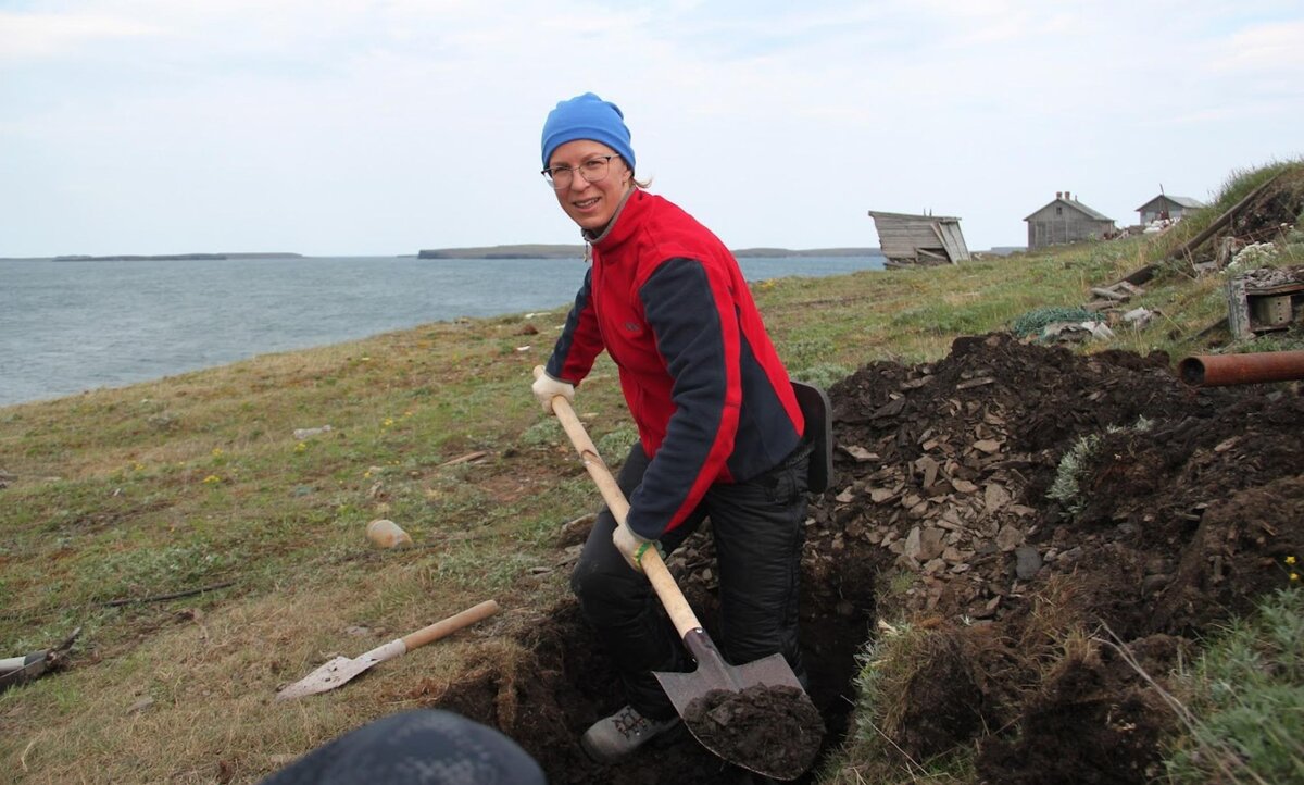 Галина Антоновская готовит фундамент под аппаратуру станции на Новой Земле / region29.ru
