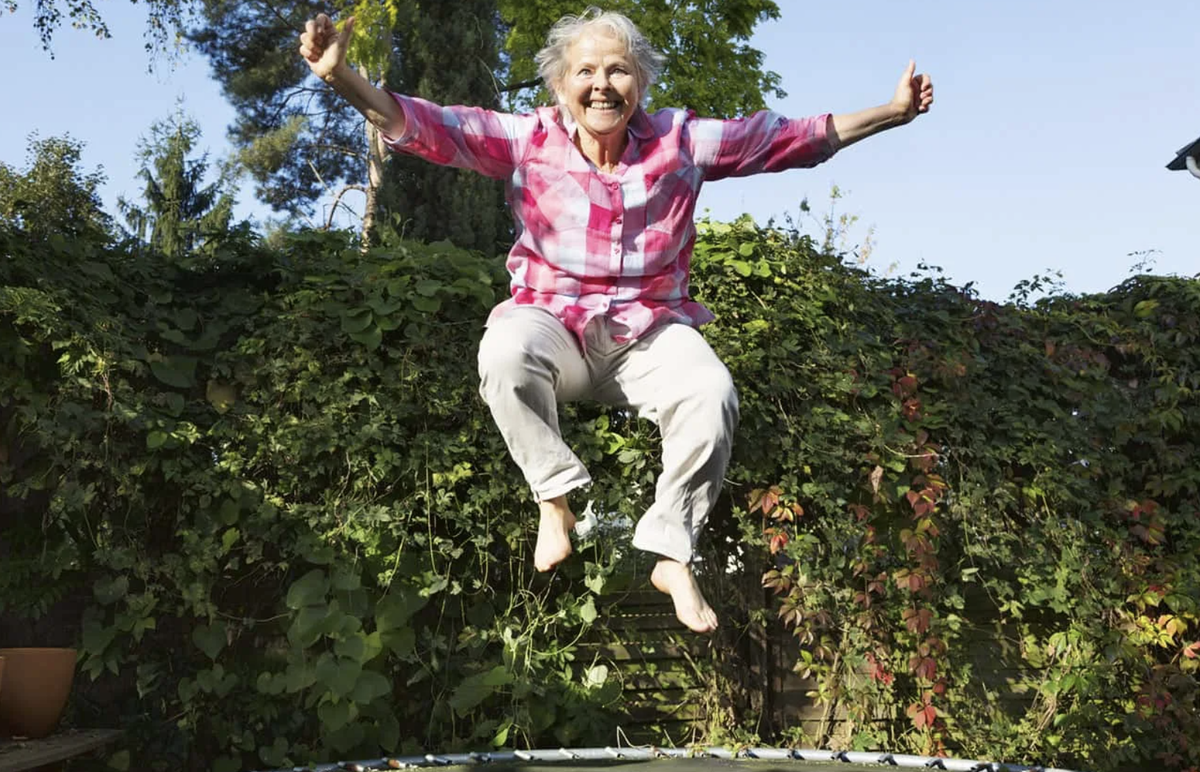 Бабушки в лосинах. Бабка танцует. Бабка прыгает. Бабка на батуте. Радостная бабушка.